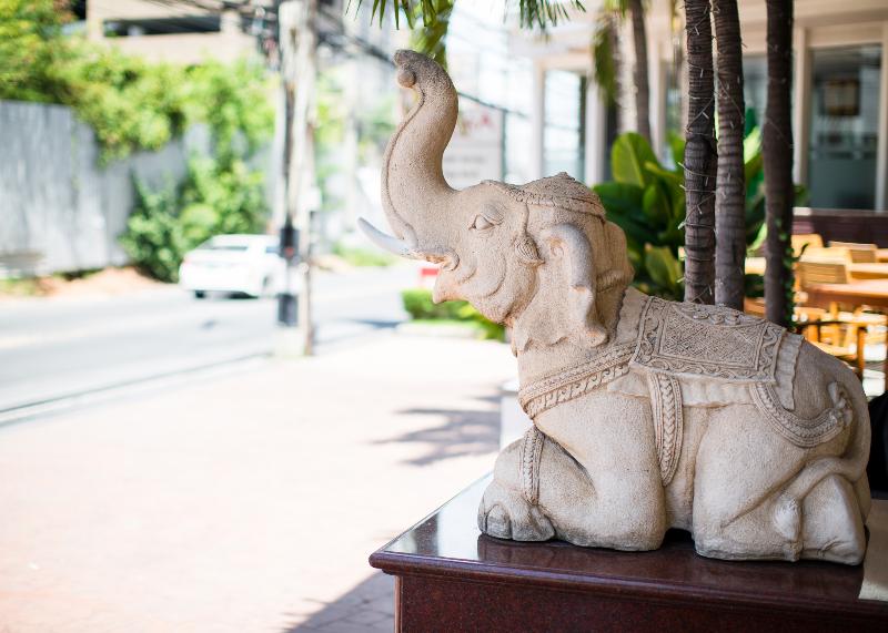 Aiyara Grand Hotel Pattaya - Lobi