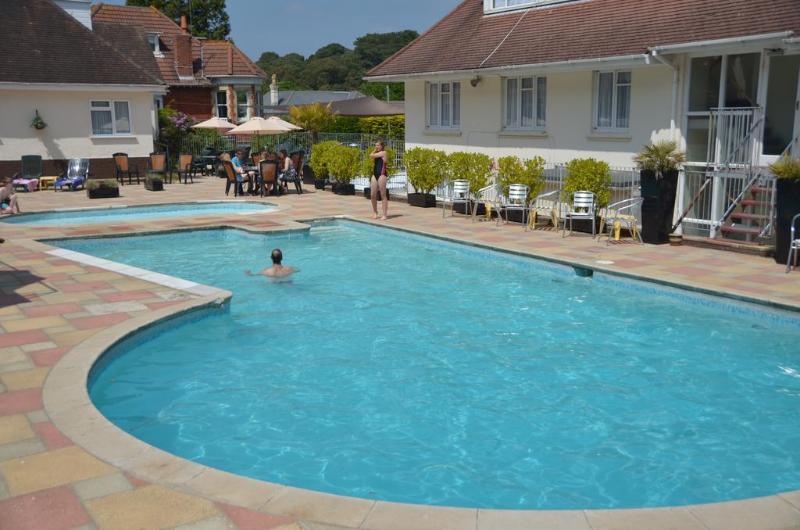 The Riviera Hotel & Holiday Apartments - Havuz