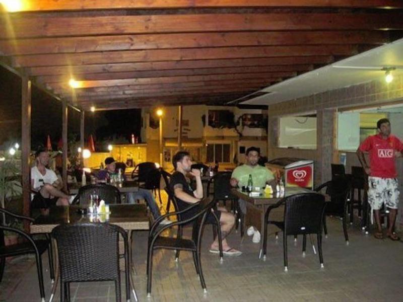 A. Maos Apts - Lobi