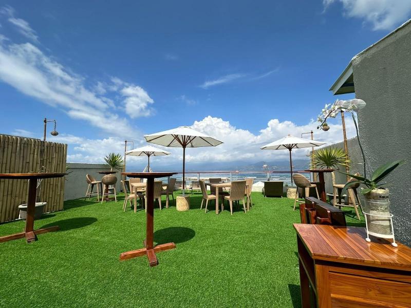 Kokomo Resort - Teras