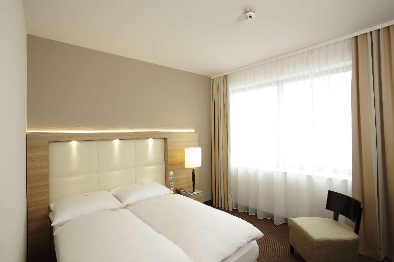 H4 Hotel Berlin Alexanderplatz - Oda