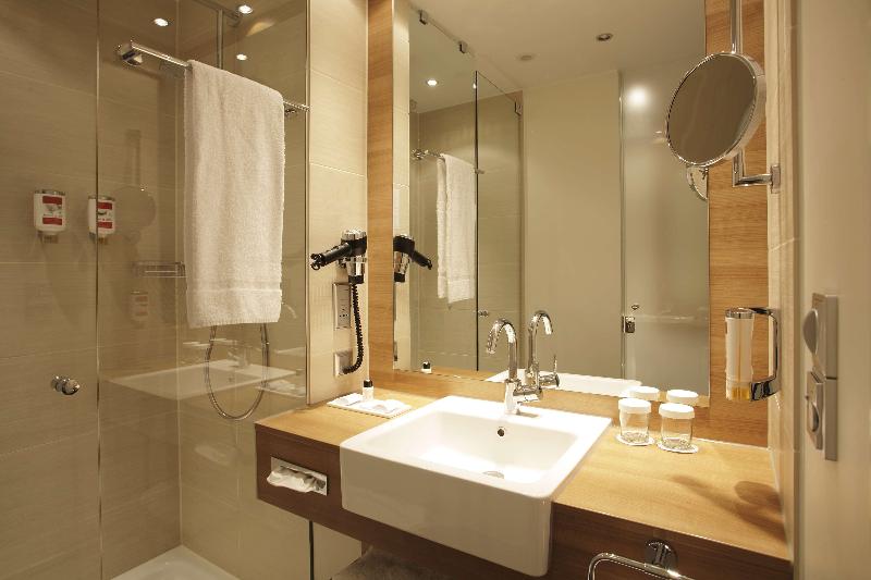 H4 Hotel Berlin Alexanderplatz - Oda