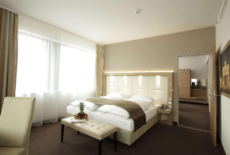 H4 Hotel Berlin Alexanderplatz - Oda
