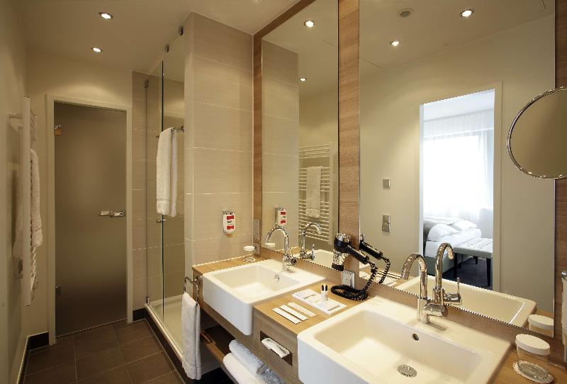 H4 Hotel Berlin Alexanderplatz - Oda