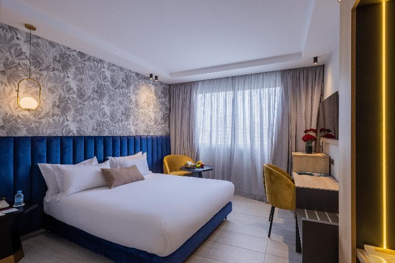 Kenzi Solazur - Oda