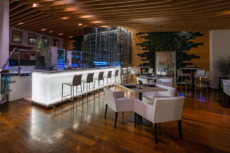 Hilton Doha  (Private Beach Access) - Bar