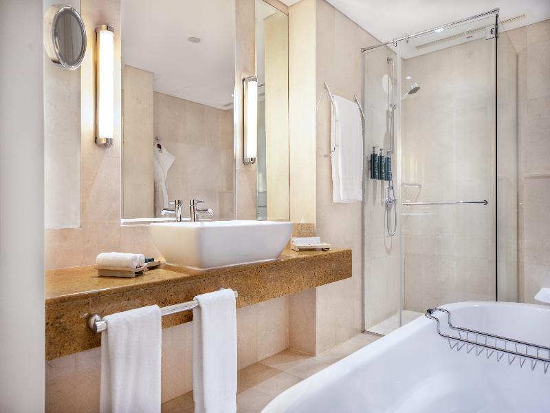 Hilton Doha  (Private Beach Access) - Oda