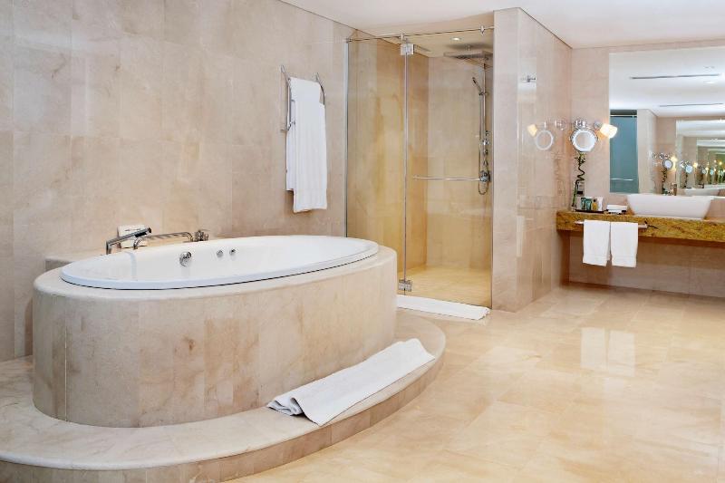 Hilton Doha  (Private Beach Access) - Oda
