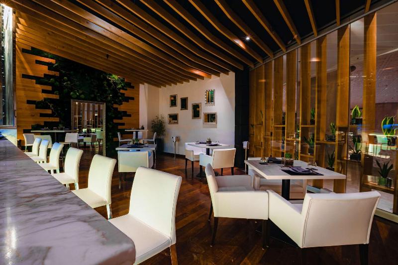 Hilton Doha  (Private Beach Access) - Restoran