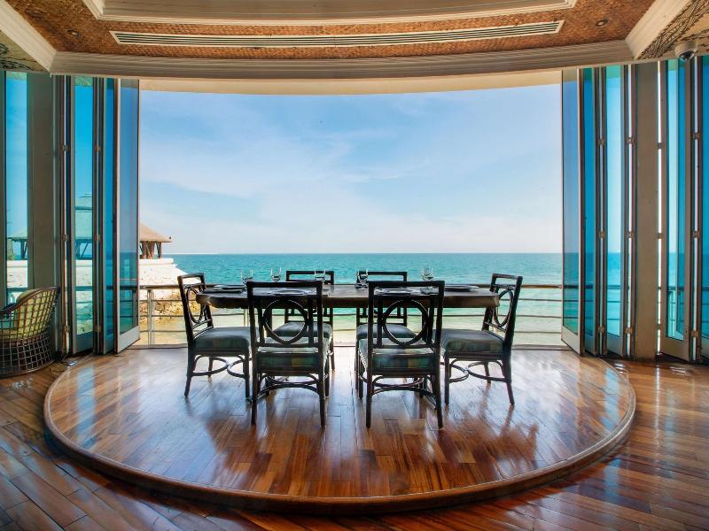 Hilton Doha  (Private Beach Access) - Restoran