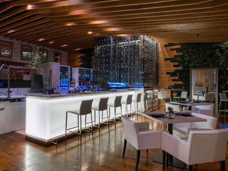 Hilton Doha  (Private Beach Access) - Restoran