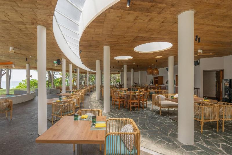 Le Méridien Phuket Mai Khao Beach Resort - Restoran