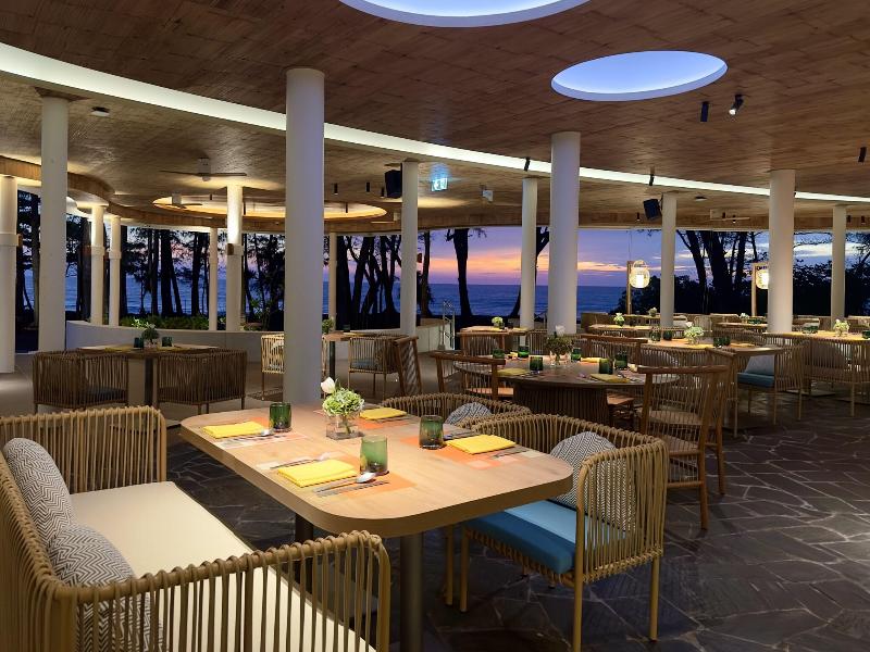 Le Méridien Phuket Mai Khao Beach Resort - Restoran