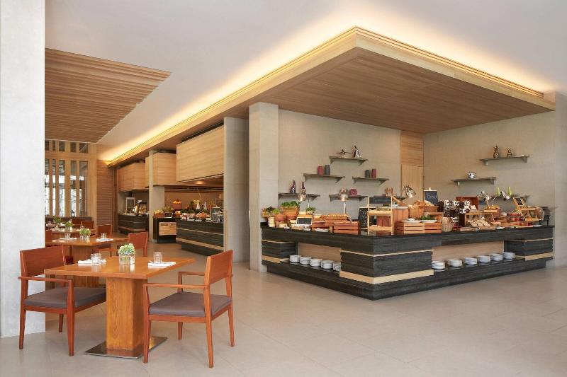 Le Méridien Phuket Mai Khao Beach Resort - Restoran