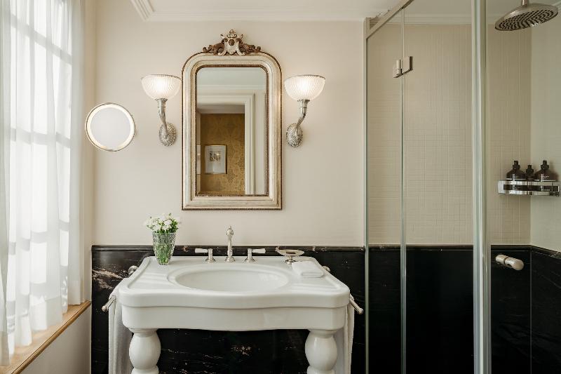 Grand Hotel Les Trois Rois - Oda