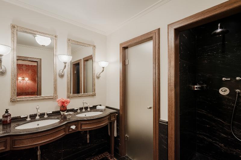 Grand Hotel Les Trois Rois - Oda
