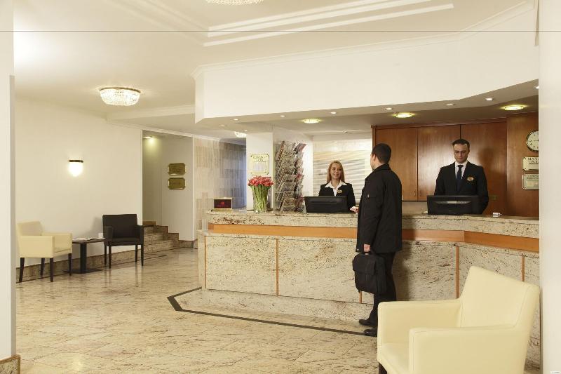 H4 Hotel Frankfurt Messe - Lobi
