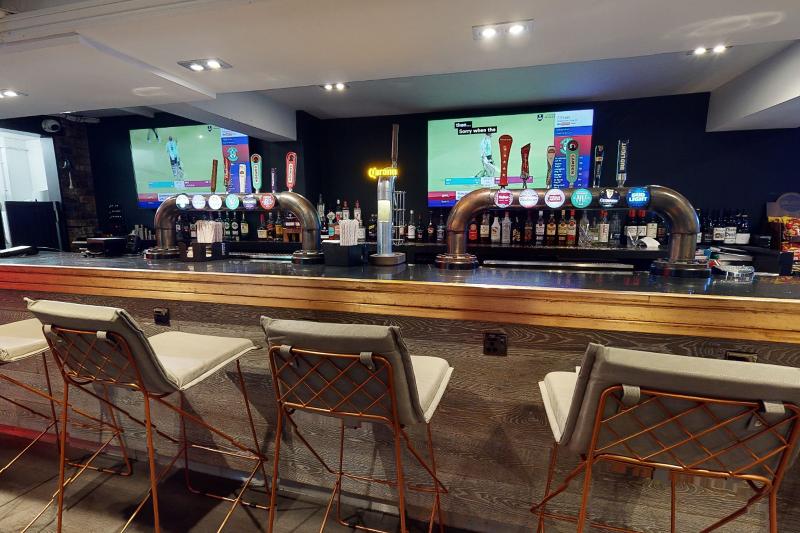 Village Hotel Manchester Hyde - Bar