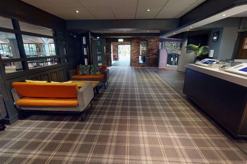 Village Hotel Manchester Hyde - Lobi