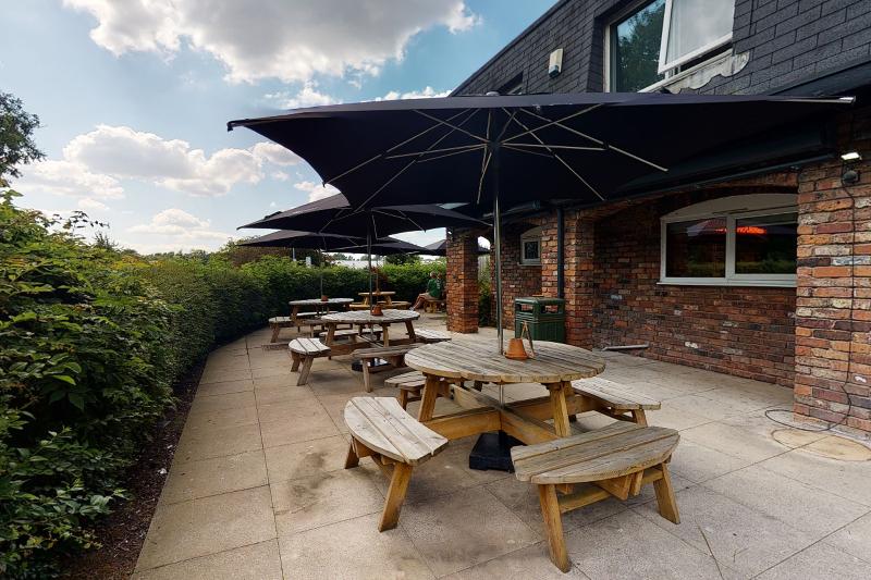 Village Hotel Manchester Hyde - Teras