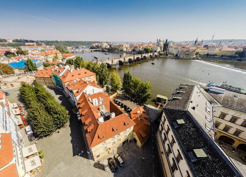 Archibald at the Charles Bridge - Genel