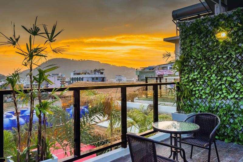 Hallo Patong Hotel & Restaurant - Teras