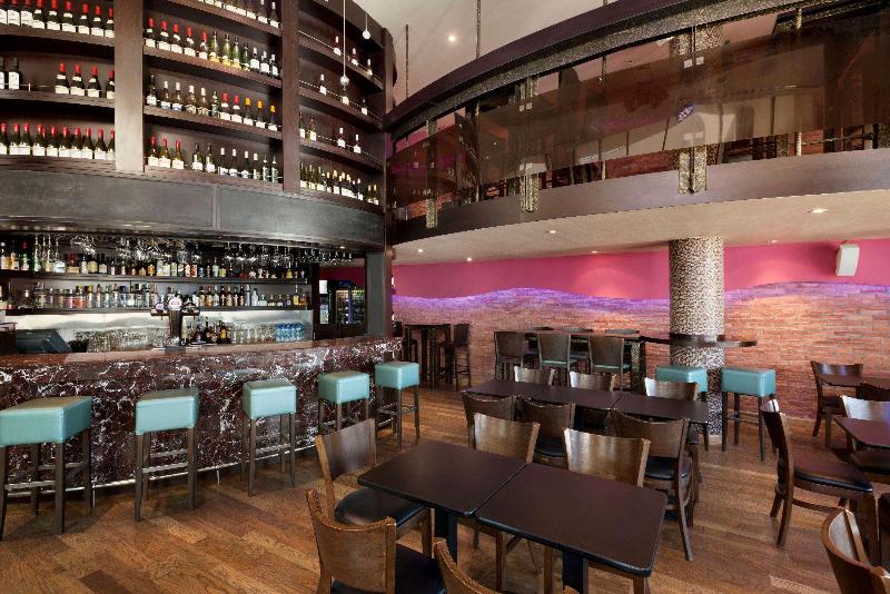 Ramada by Wyndham Abu Dhabi Downtown - Bar