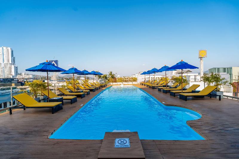Days Inn by Wyndham Patong Beach Phuket - Havuz