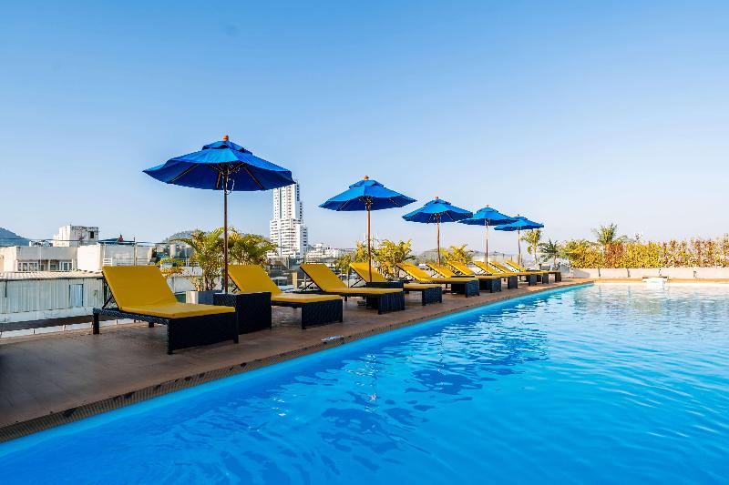 Days Inn by Wyndham Patong Beach Phuket - Havuz