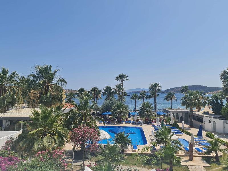 Nagi Beach Hotel - Havuz