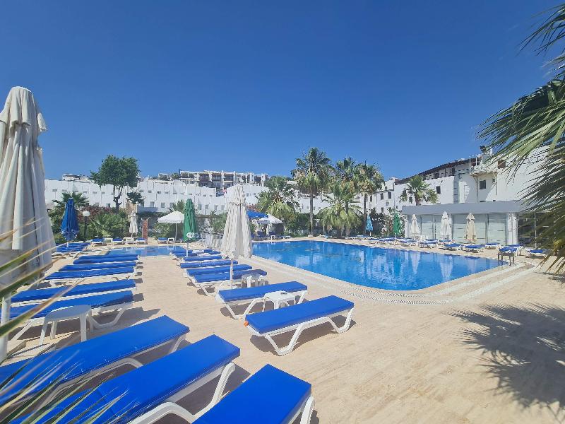 Nagi Beach Hotel - Havuz