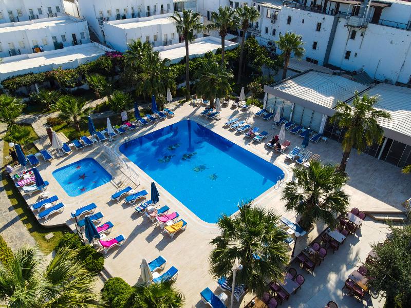 Nagi Beach Hotel - Havuz