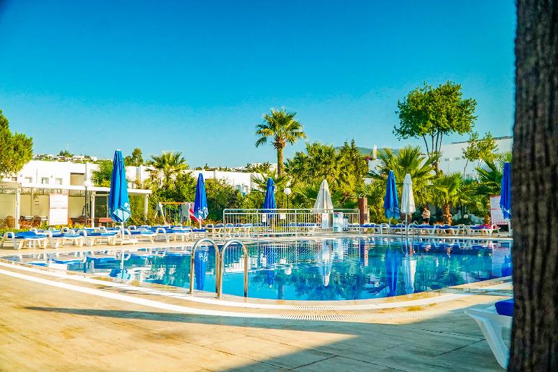 Nagi Beach Hotel - Plaj
