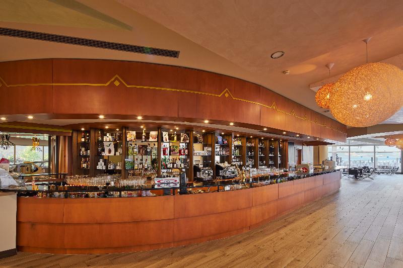 La Blanche Island - Bar