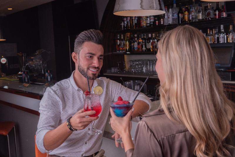 Centro Al Manhal by Rotana - Bar
