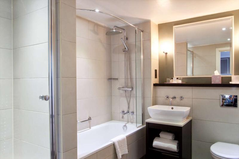 London Chigwell Prince Regent BW Signature - Oda