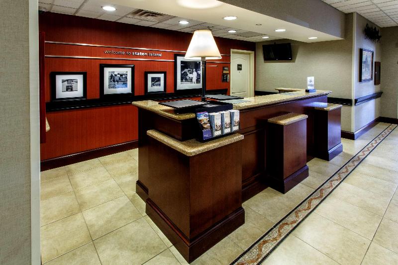 Hampton Inn & Suites Staten Island - Lobi