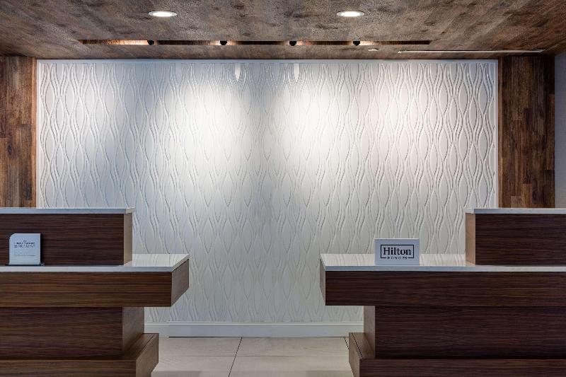 Hilton Garden Inn Islip MacArthur Airport - Lobi