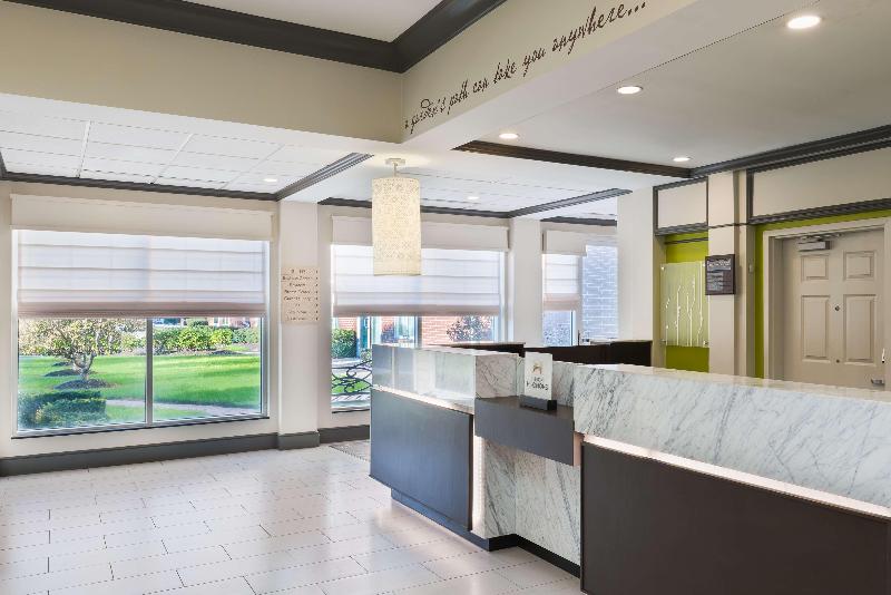 Hilton Garden Inn Westbury - Lobi
