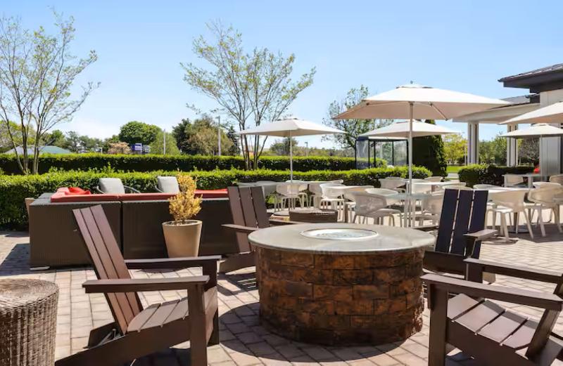 Hilton Garden Inn Riverhead - Teras