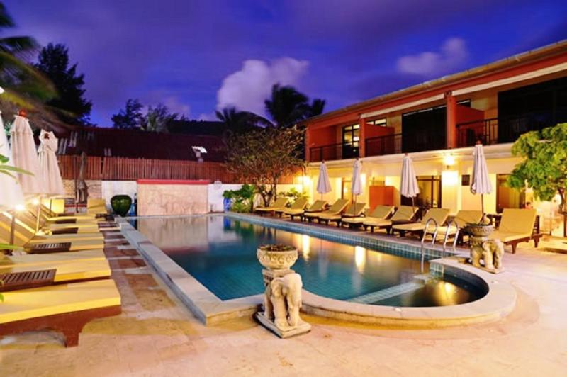 Kamala Beach Front Apartment - Havuz
