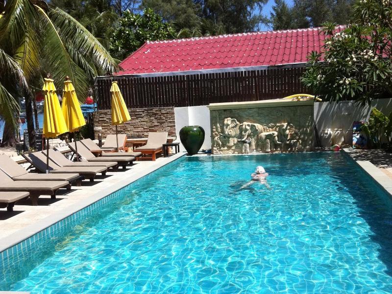 Kamala Beach Front Apartment - Havuz