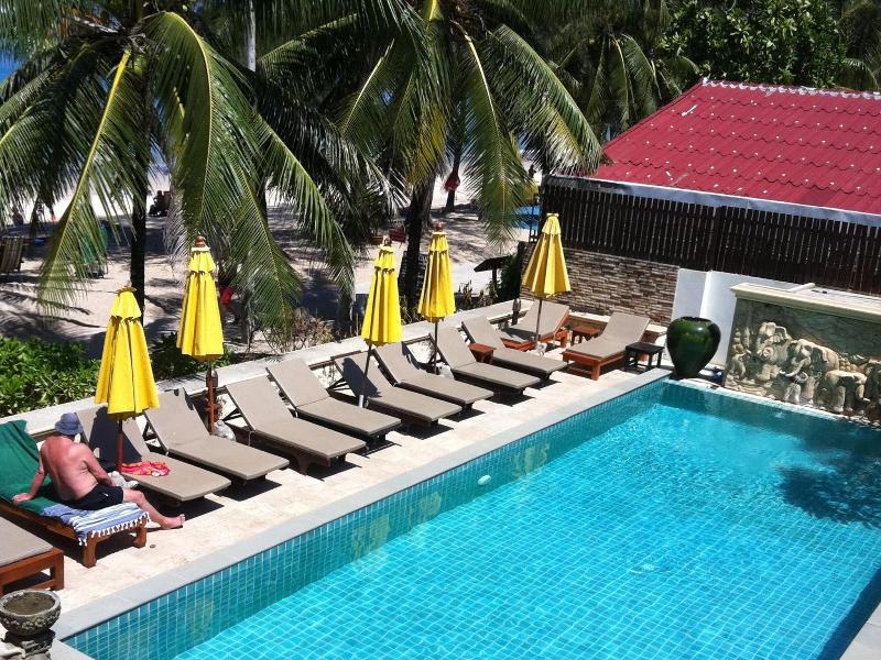 Kamala Beach Front Apartment - Havuz