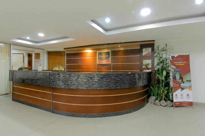 University Hotel by ZUZU - Lobi