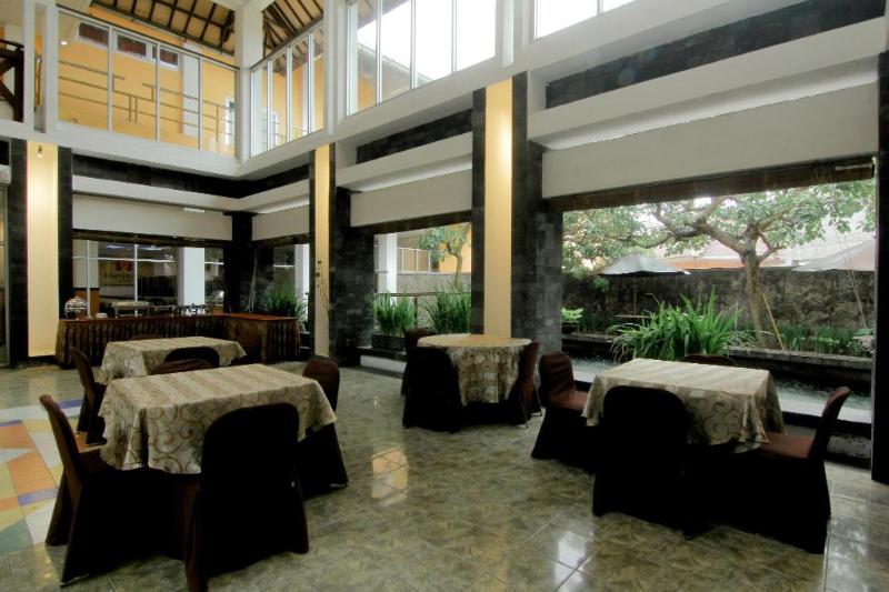University Hotel by ZUZU - Lobi