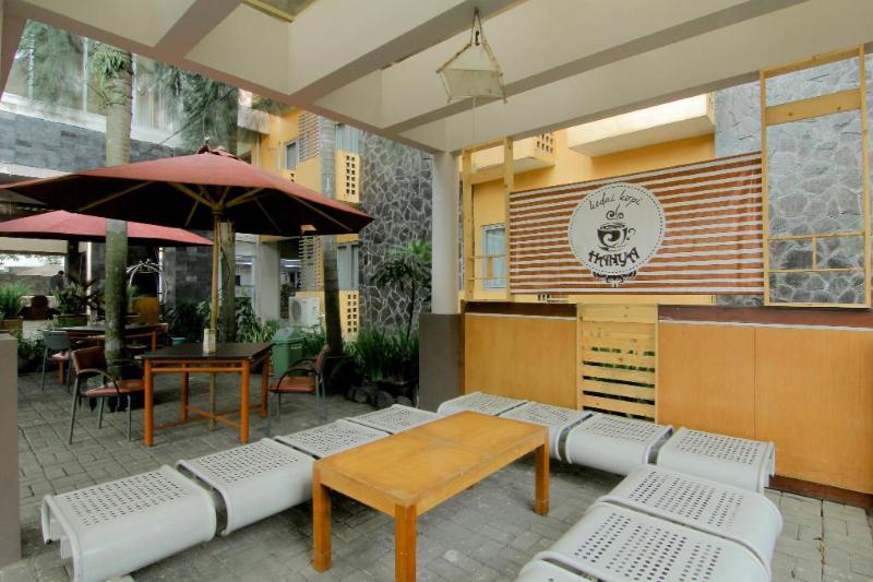 University Hotel by ZUZU - Restoran
