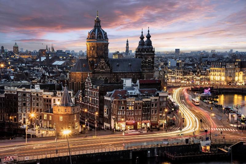 DoubleTree by Hilton Amsterdam Centraal Station - Genel