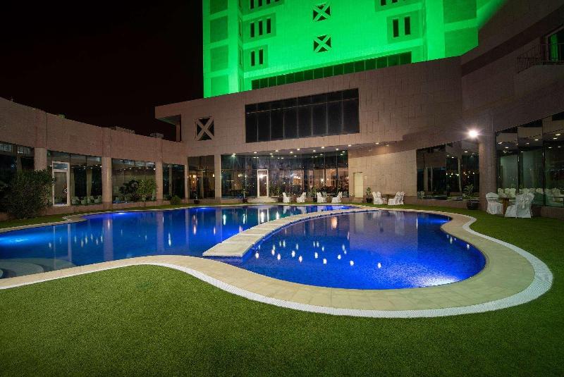 Ramada Hotel & Suites Al Qassim - Havuz