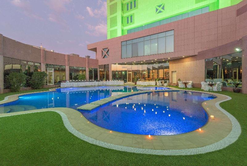 Ramada Hotel & Suites Al Qassim - Havuz