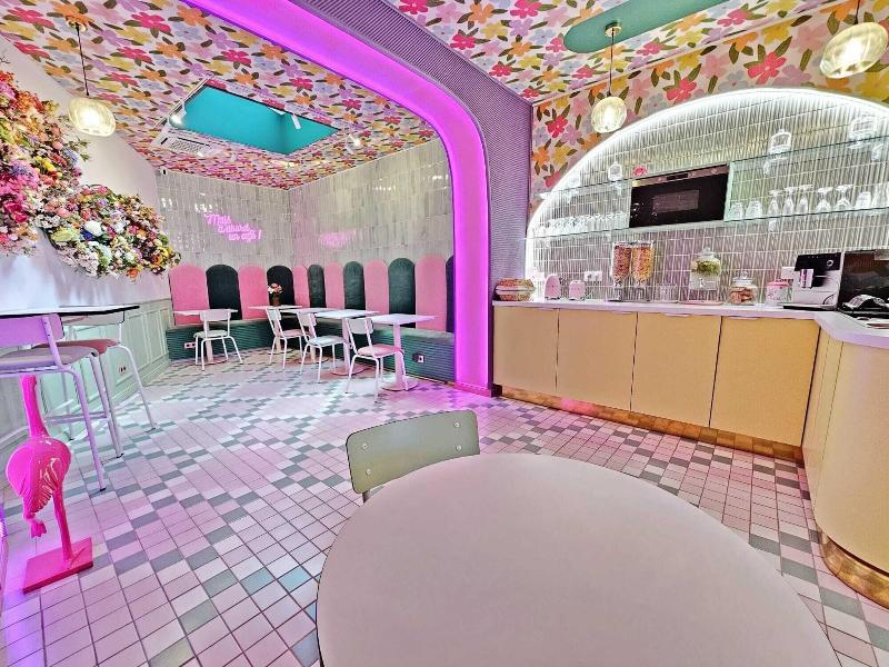 Pink Hotel - Genel